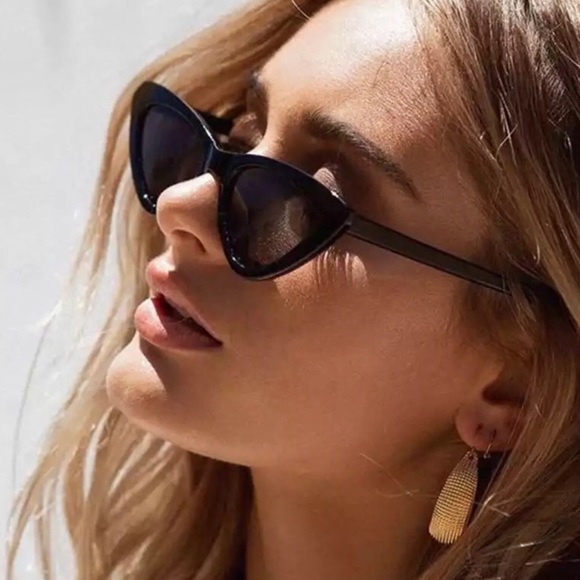 Blogger Fav | Retro Chic Black Cat Eye Sunglasses - Picture 4 of 6